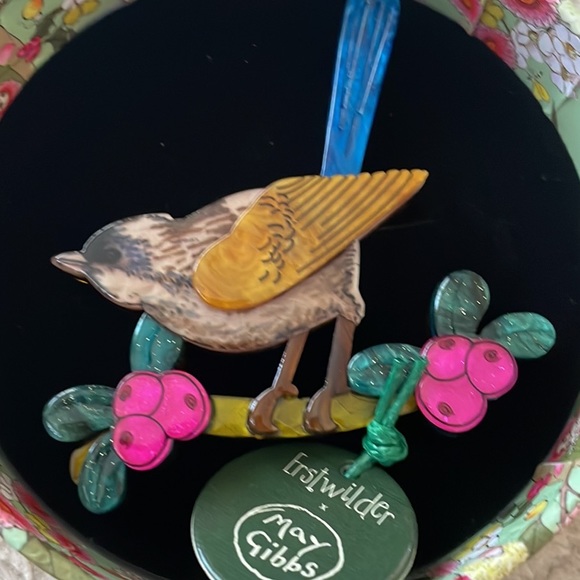 NIB “Holly Wag Tail Brooch by Erstwilder & Mae Gibbs released Nov 01, 2023 - Picture 5 of 6